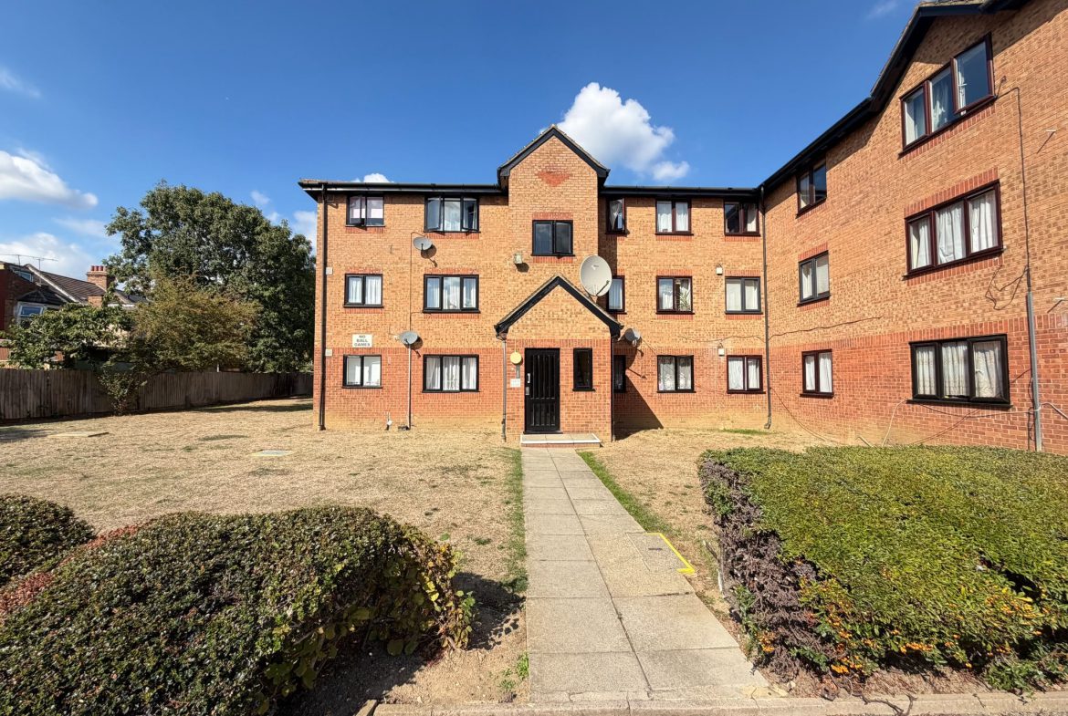 Guaranteed Rent for Flats vs Houses in North London | Zuplex
